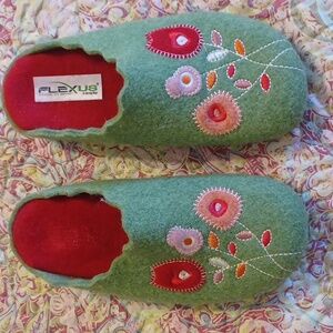 Flexus Sz 6, Made In Spain For Spring Step Wool Floral Clogs. New Condition